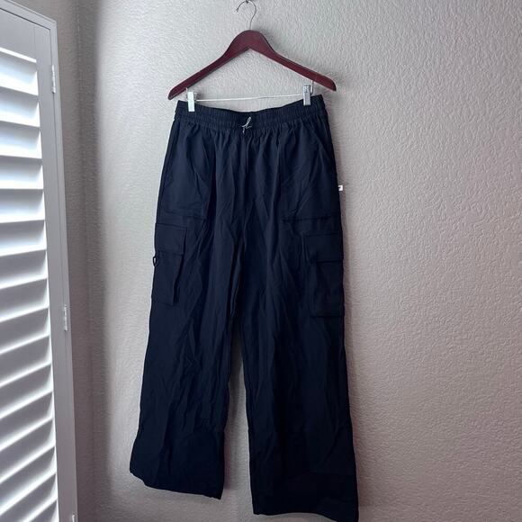 New Fabletics The Heights Cargo Pant XL Black Pockets Nylon NWT Athletic Workout - Picture 2 of 8